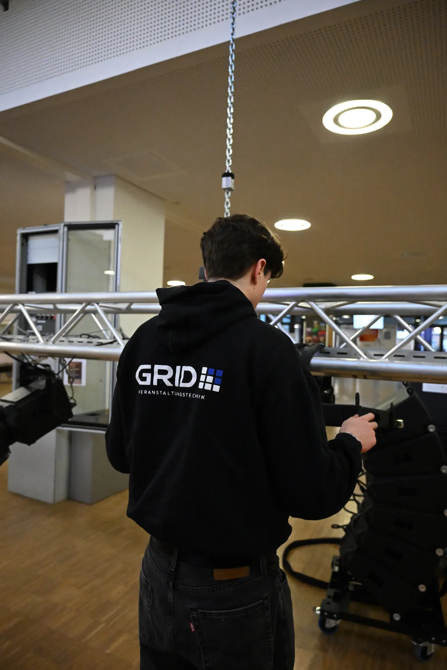 GRID-Techniker beim Aufbau einer Traverse