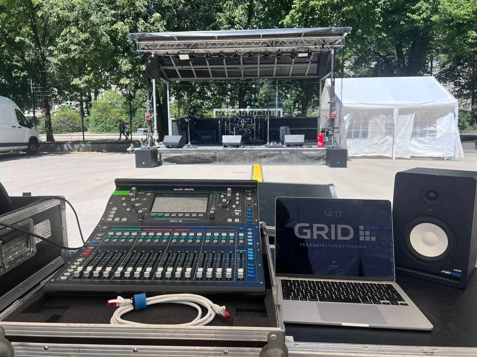 Open-Air-Bühne mit Mischpult und Technikplatz im Vordergrund