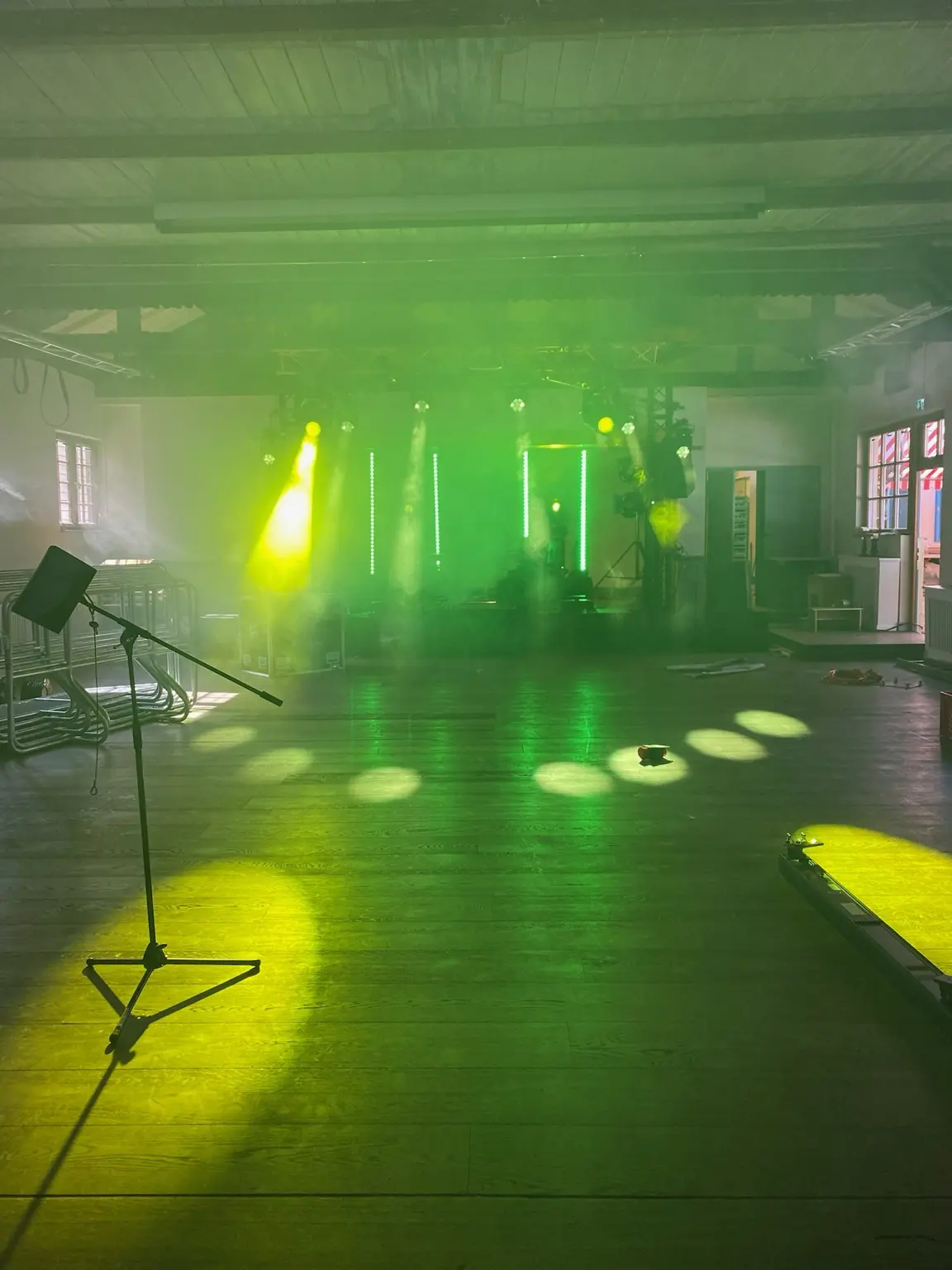 Grüne und gelbe Lichtstimmung während des Programmierens